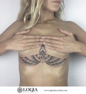tatuaje-abdomen-mariposa-egipcia-logiabarcelona-ana-godoy     